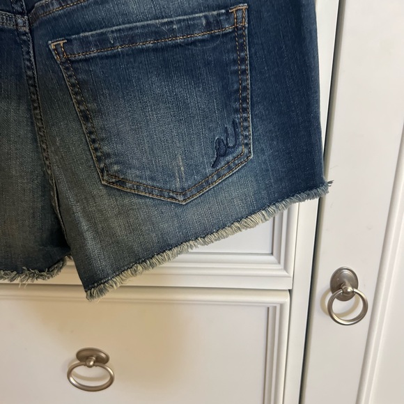 Express Never Worn Low Rise Relaxed Jean shorts size 6 - Picture 5 of 9